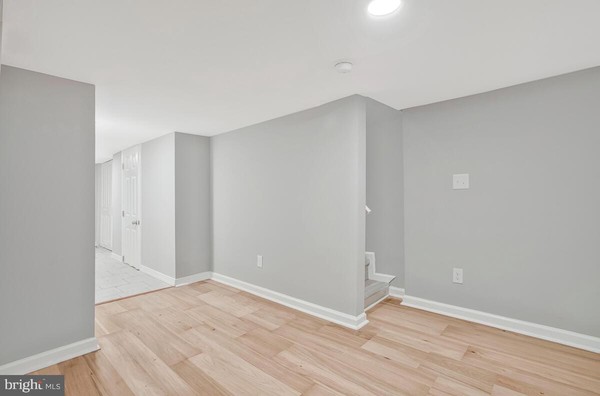 HOLLINS MARKET - Residential