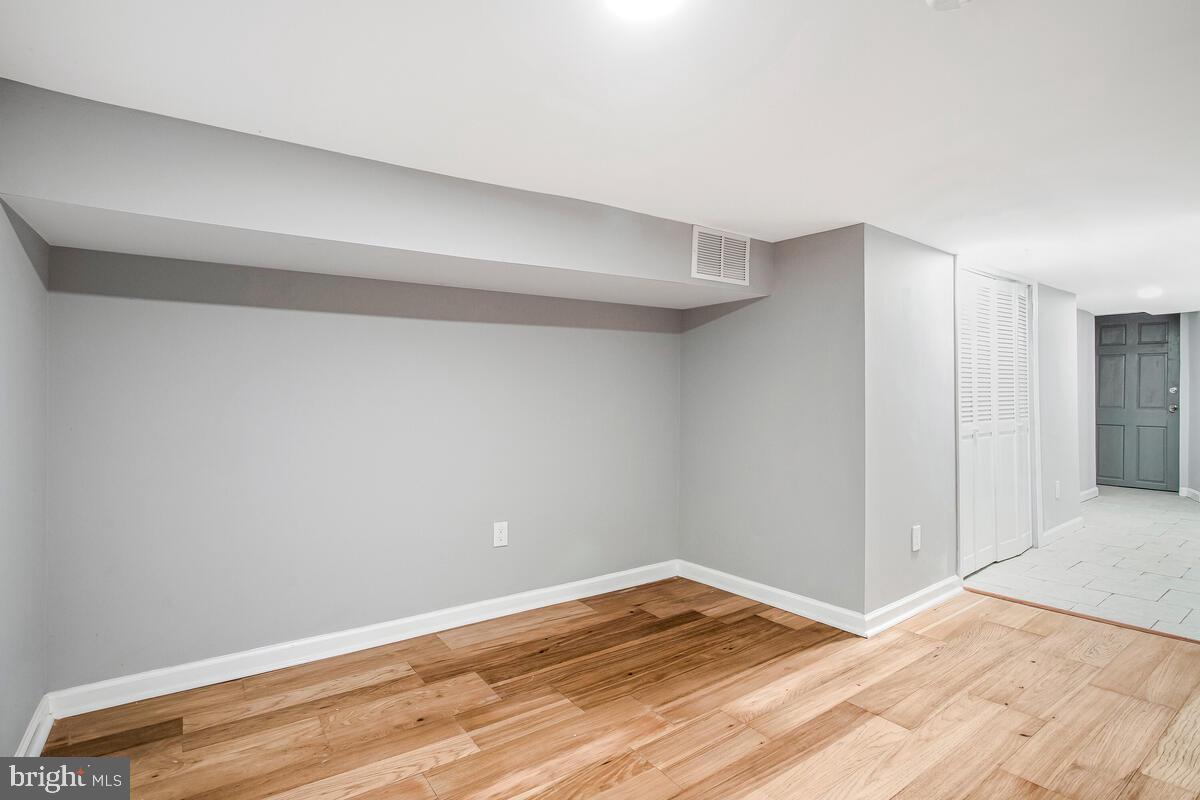 HOLLINS MARKET - Residential