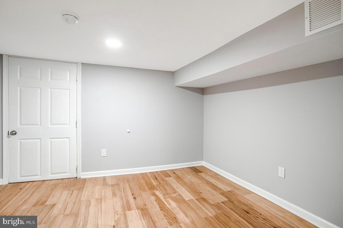 HOLLINS MARKET - Residential