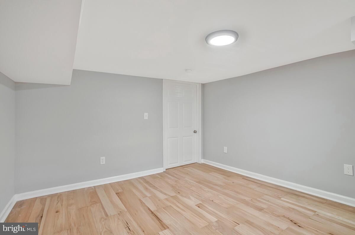 HOLLINS MARKET - Residential