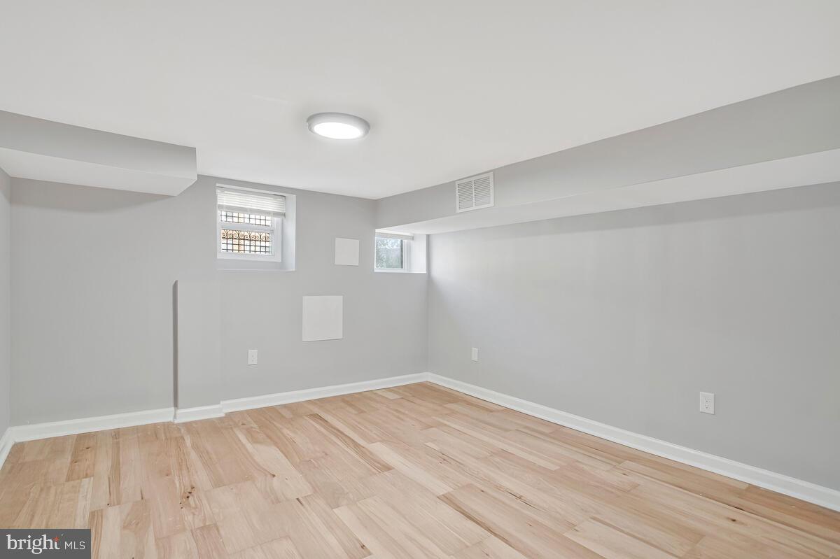 HOLLINS MARKET - Residential