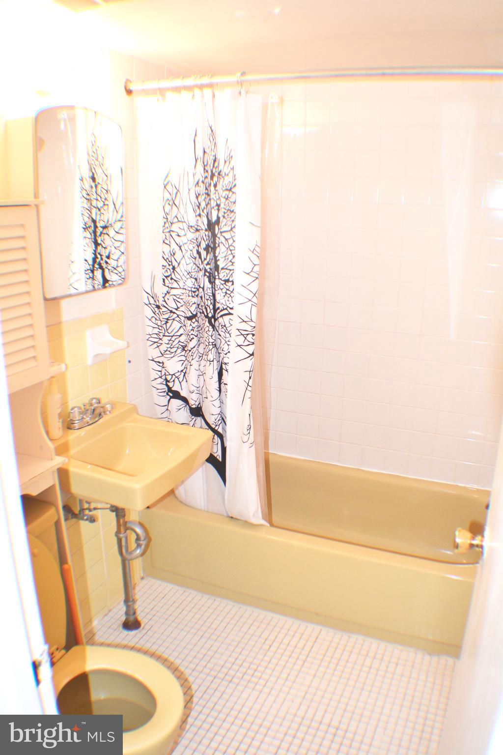 EAST FALLS - Residential Lease