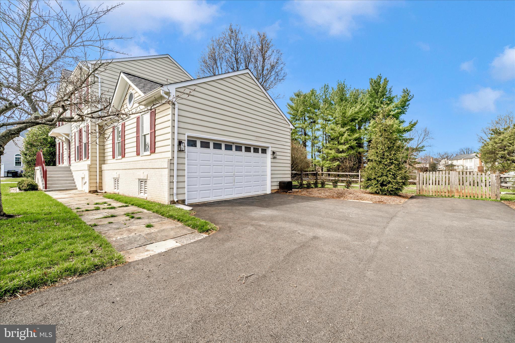 SENECA CHASE - Residential