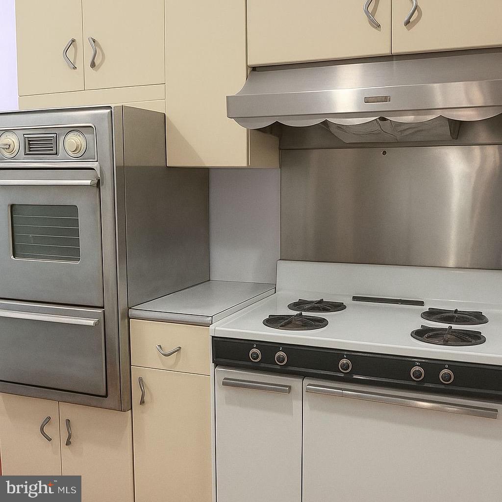 3014 OAKCREST AVENUE