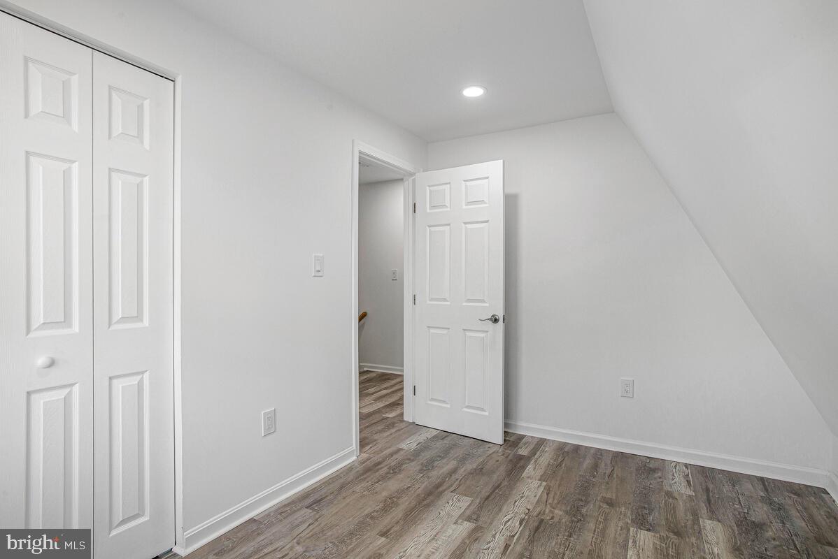 WOODLAND BEACH - Residential