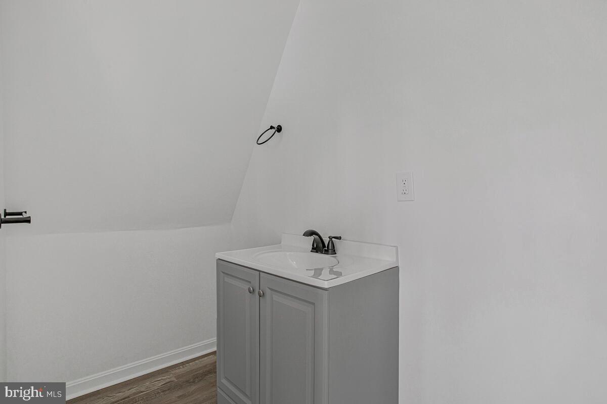 WOODLAND BEACH - Residential