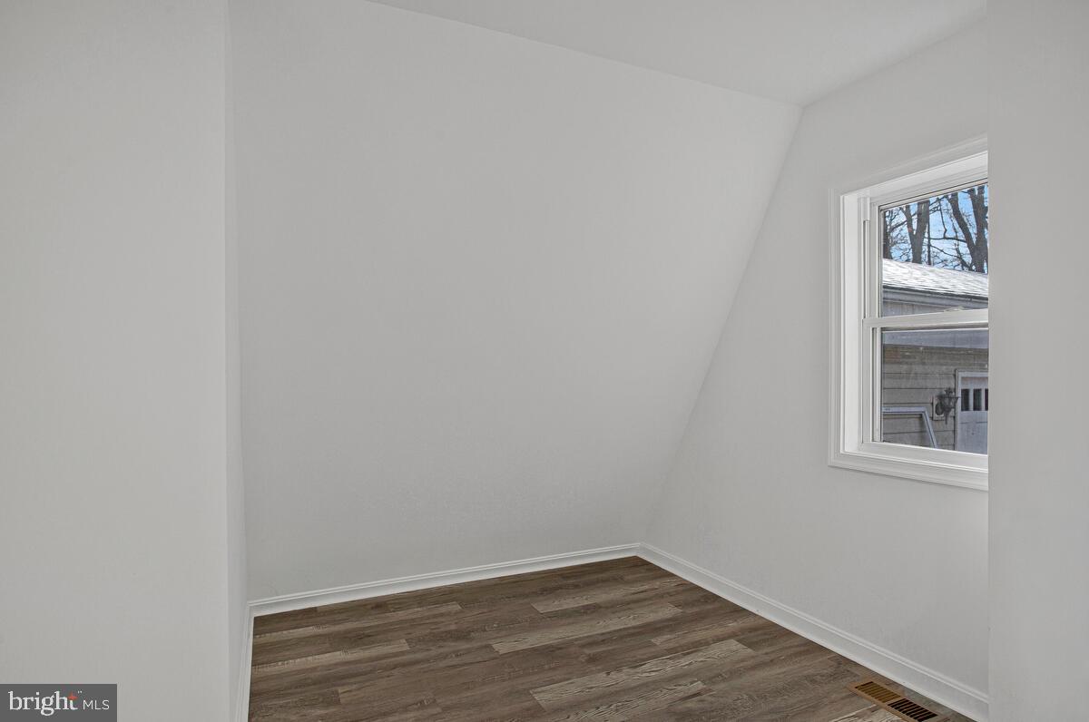 WOODLAND BEACH - Residential