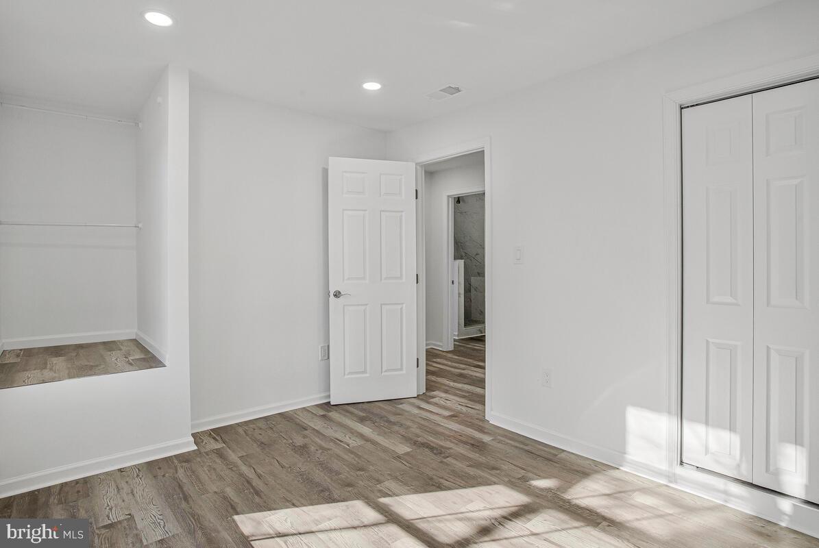 WOODLAND BEACH - Residential