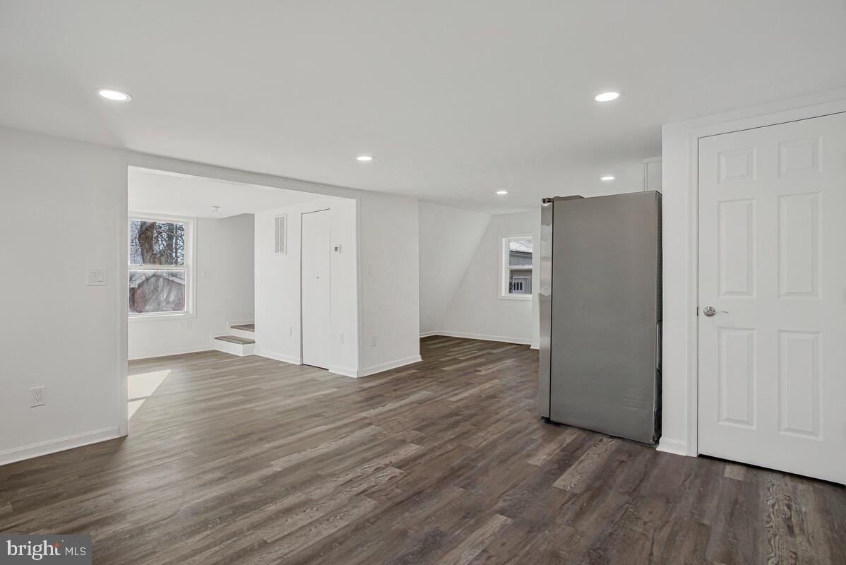 WOODLAND BEACH - Residential