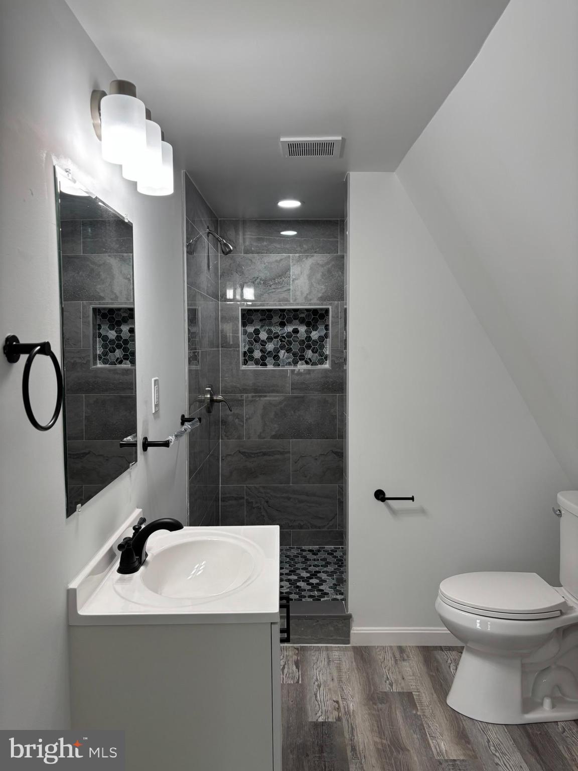 WOODLAND BEACH - Residential