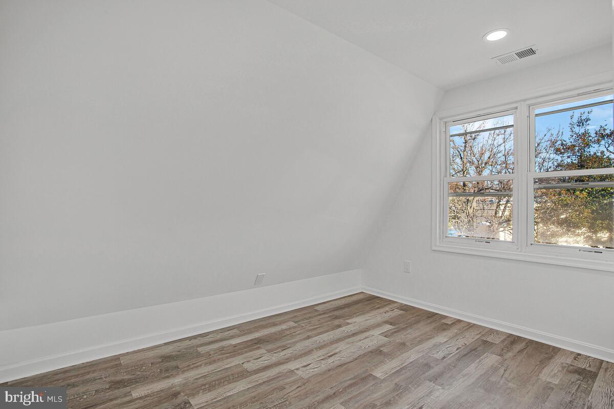 WOODLAND BEACH - Residential