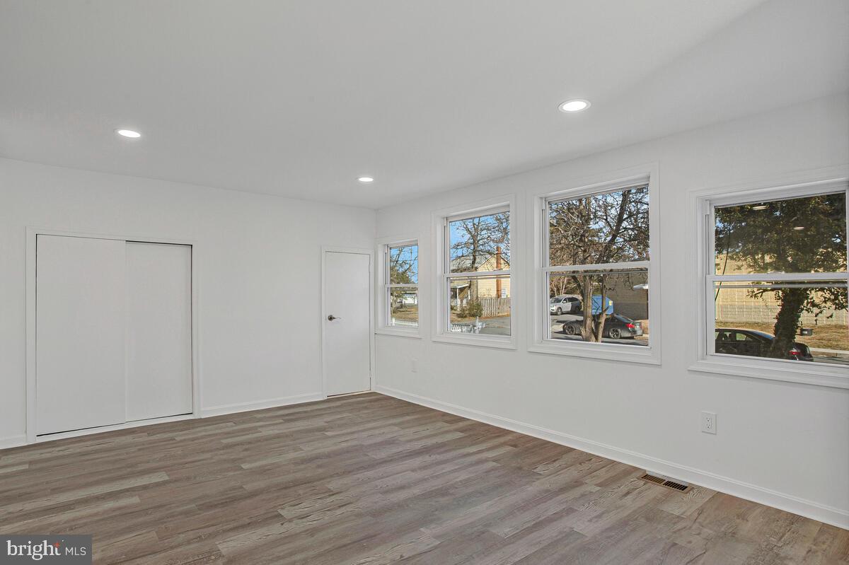 WOODLAND BEACH - Residential