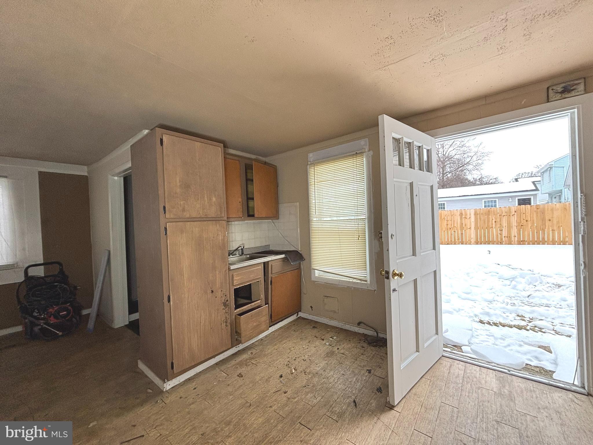 WOODLAND BEACH - Residential