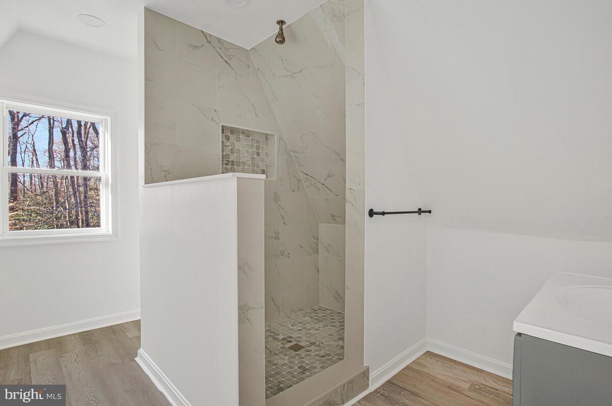 WOODLAND BEACH - Residential