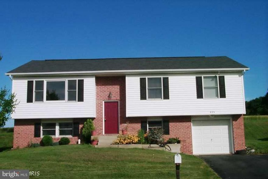 Extra Large Split with 1 car garage in Autumn Ridge.  Large rooms and lots of space here.  Dining Room with slider to the trex deck, yard backs to farmland.  Large family room and full bath make the lower level the place to be. Please use LA app and lease. Pets are case by case but please no cats or large dogs.  Tenant insurance required.  Your going to like it here!