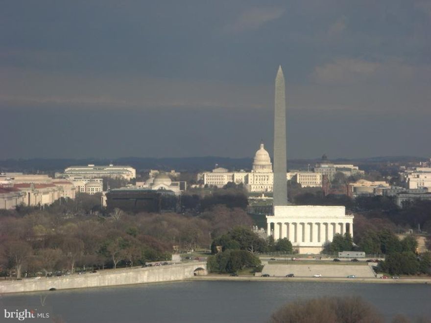 A MILLION DOLLAR VIEW OF THE D.C. SKYLINE, THE MONUMENTS & RIVER FROM THIS SPECIAL 8TH FLOOR SPLIT-LEVEL UNIT. EXPANSIVE LR HAS 13 FT. CEILING & WALL OF GLASS OPENING TO PRIVATE 20 FT. TILED BALCONY & THE INCOMPARABLE VIEW. SEPARATE DR OVERLOOKS LR. SPACIOUS BR W/WALK-IN CLOSET HAS WEST EXPOSURE. PROSPECT HOUSE W/24 HR CONCIERGE, FITNESS RM, POOL, SECURITY, ETC. LUXURY LIVING IN A PERFECT LOCATION.
