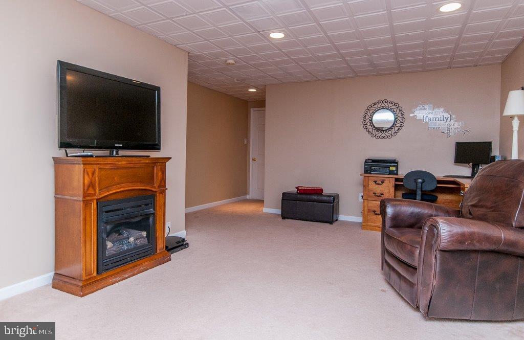 COLONIAL HILLS - Residential