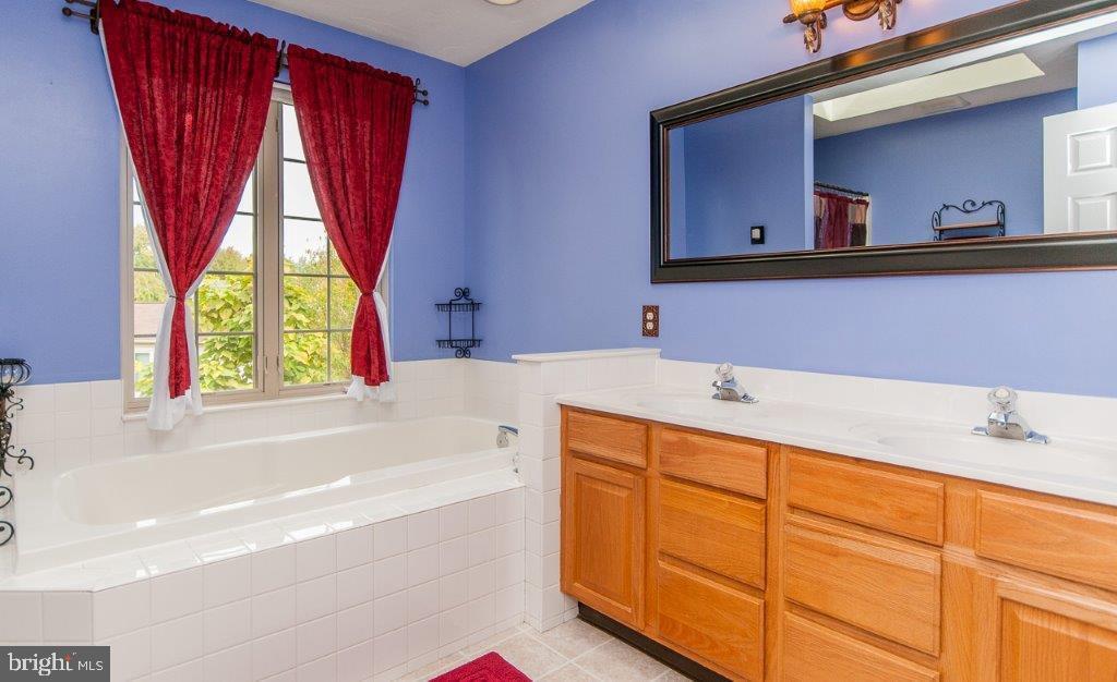 COLONIAL HILLS - Residential