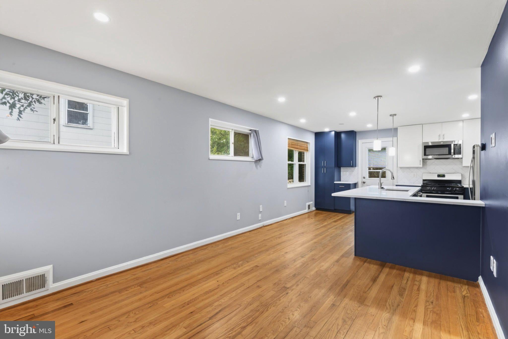2113 ROLLINS DRIVE