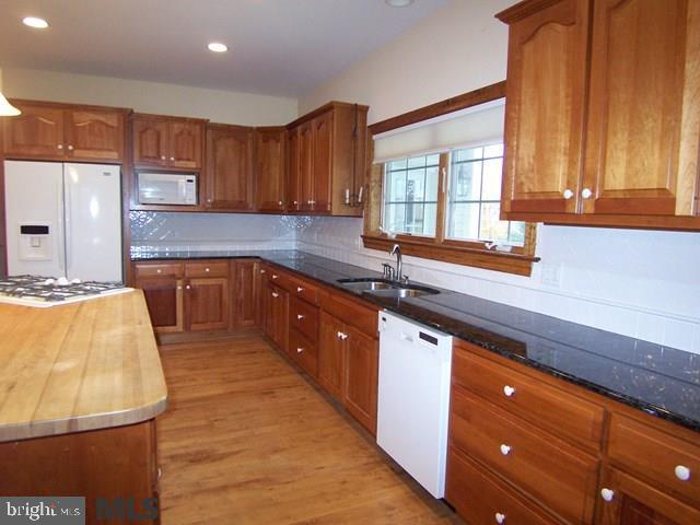 HUNTRIDGE MANOR - Residential