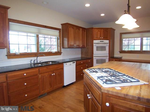 HUNTRIDGE MANOR - Residential