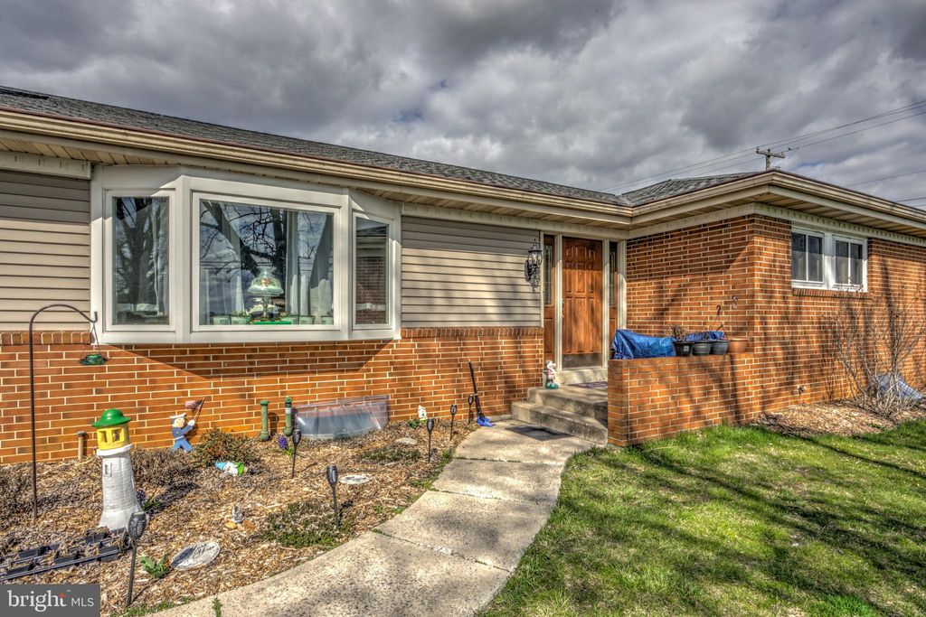 Photo of 629 DOE RUN RD, LITITZ, PA 17543 (MLS # PALA2032752)