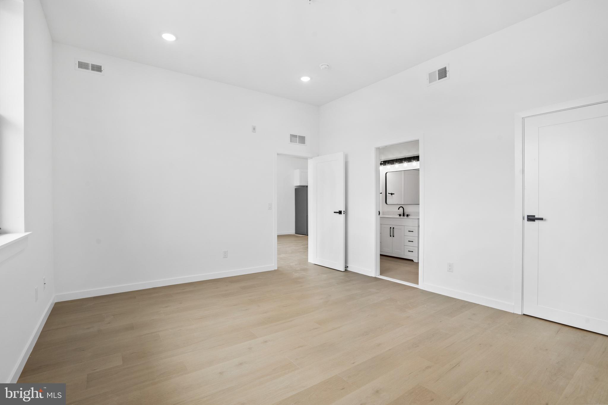 PORT RICHMOND - Residential Lease