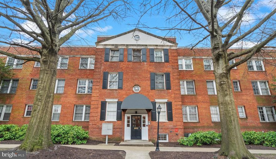 OPEN HOUSE SUNDAY 3/3 1-3PM!

Welcome to Riverton! This spacious and pet-friendly 2-bed, 2-bath unit in Old Town North features an open floor plan flowing from kitchen to dining to living. Washer/dryer IN UNIT! Enjoy privacy with separated bedroom/bathroom areas and the largest 2 bedroom footprint in the community, with over 1,200 sq ft. The community offers beautiful community grounds, an outdoor swimming pool, and a fitness center. 

Conveniently located less than a mile from Braddock Road Metro and one block from George Washington Parkway for quick access to DC and Northern VA. Groceries nearby include Trader Joe’s, Harris Teeter, and Aldi. Explore the vibrant restaurant scene and show-stopping waterfront of Historic Old Town.