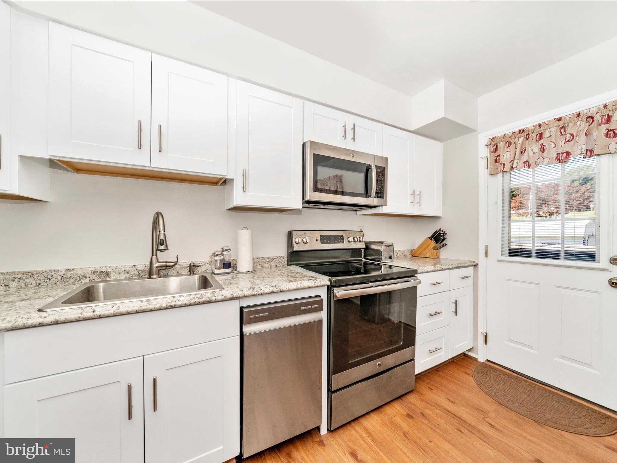 LAWNDALE ACRES - Residential