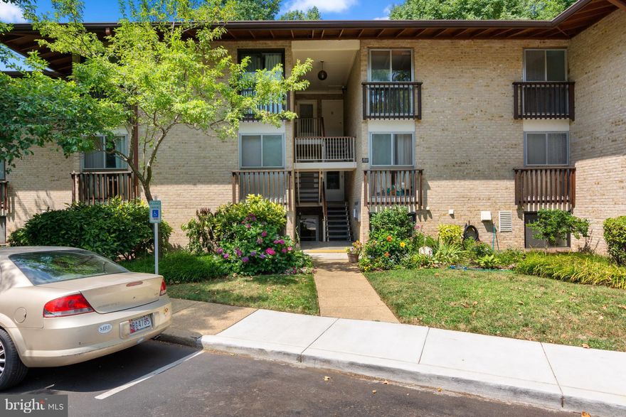 Well maintained,spacious, terrace level condo w/wooded view & open floor plan! Also, 40ft, DEEP WATER BOAT SLIP AVAILABLE FOR SALE; #A85. Parquet floors,recessed lights, granite counters, white appl pkg & breakfast bar. SPECIAL ASSESSMENT-PAID in FULL. Condo fee includes: water, heat, electric, gas cooking, pool, sewer, security, trash & snow removal. Storage Bin & Laundry Rm. No Pets. No FHA.