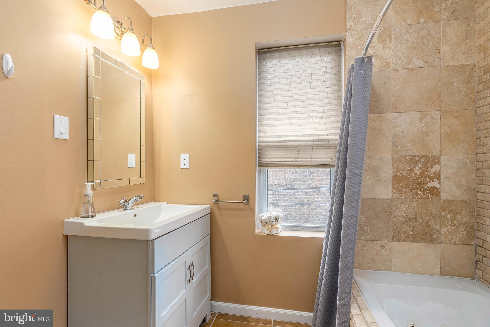 LOGAN SQUARE - Residential