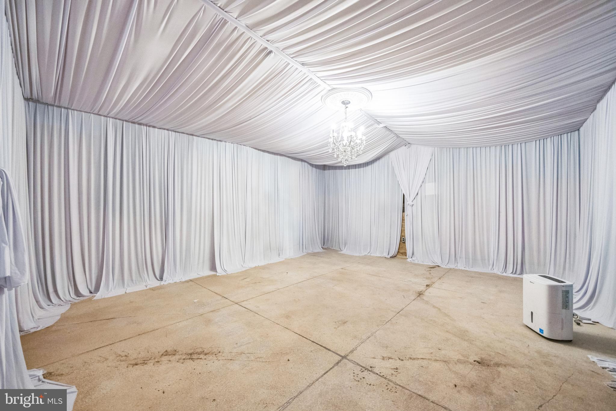KENSINGTON - Commercial Sale