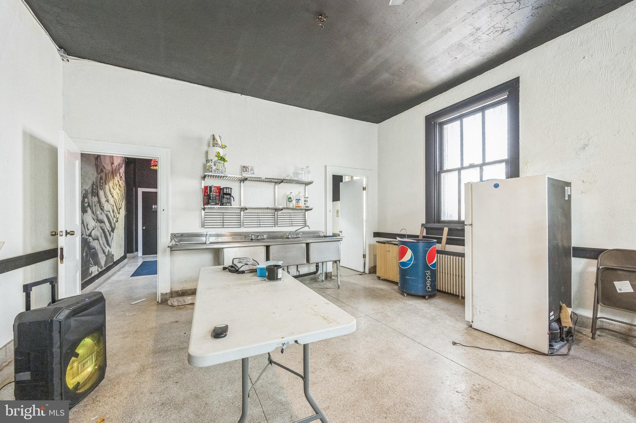 KENSINGTON - Commercial Sale