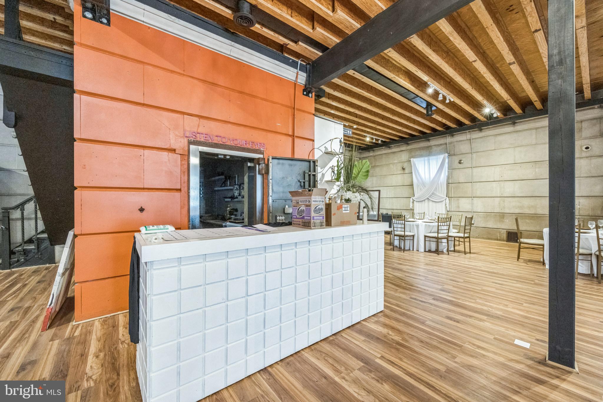 KENSINGTON - Commercial Sale
