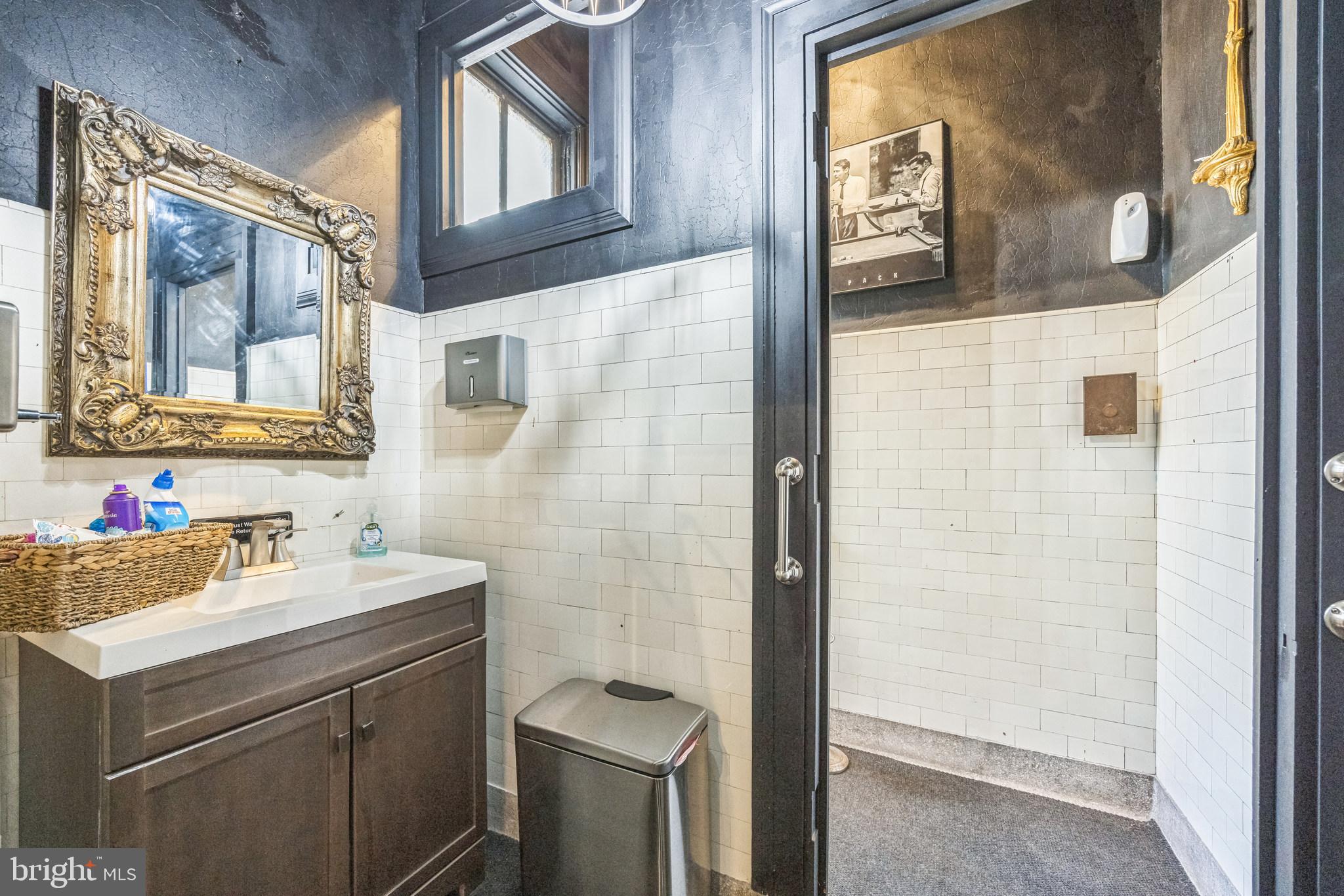 KENSINGTON - Commercial Sale