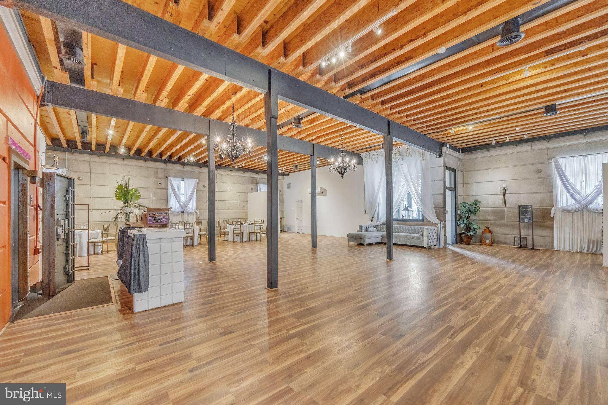 KENSINGTON - Commercial Sale
