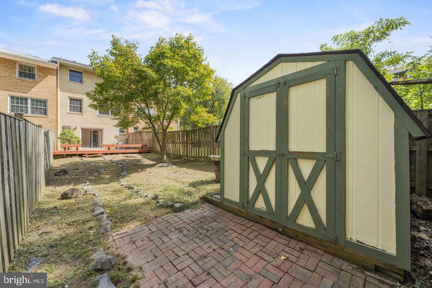 LONDON TOWNE - Residential Lease