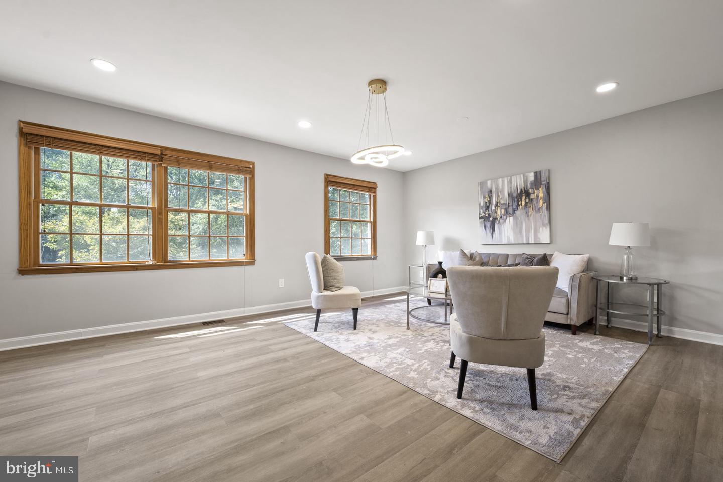 LONDON TOWNE - Residential Lease