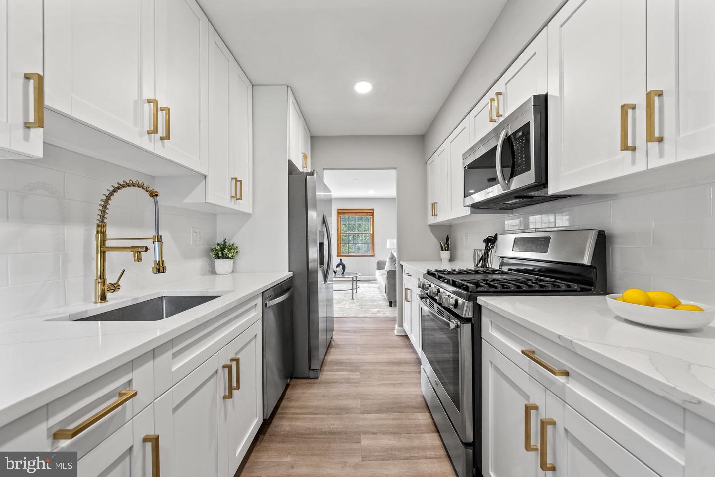 LONDON TOWNE - Residential Lease