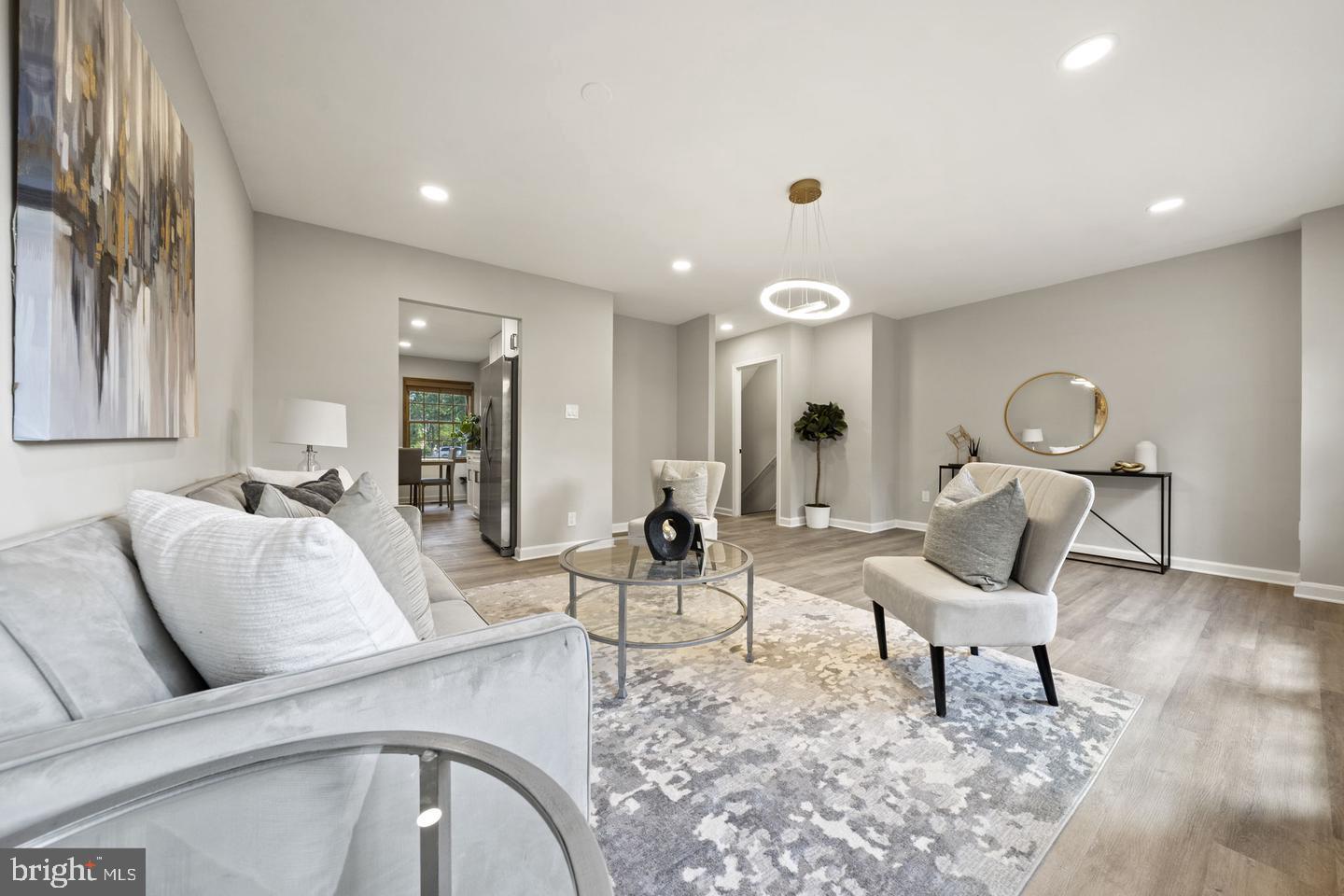 LONDON TOWNE - Residential Lease