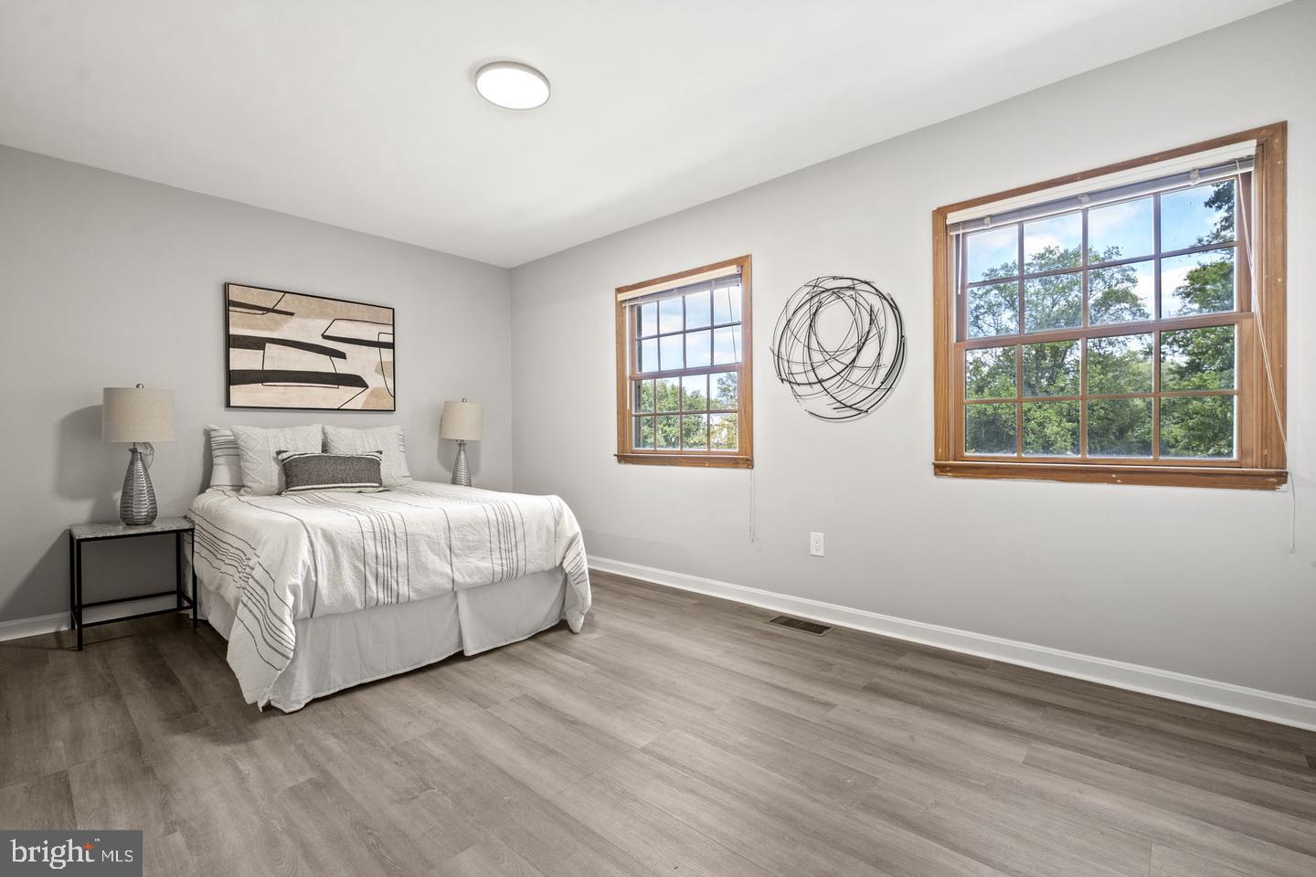 LONDON TOWNE - Residential Lease