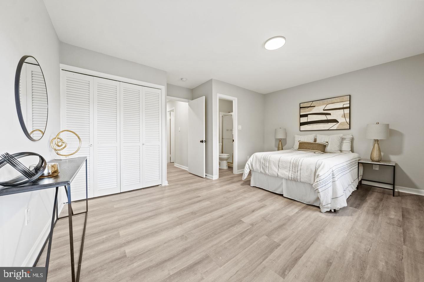 LONDON TOWNE - Residential Lease