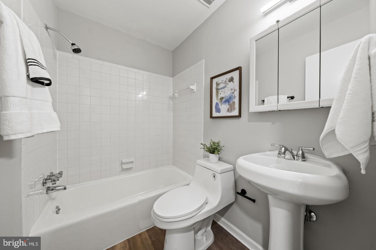 LONDON TOWNE - Residential Lease