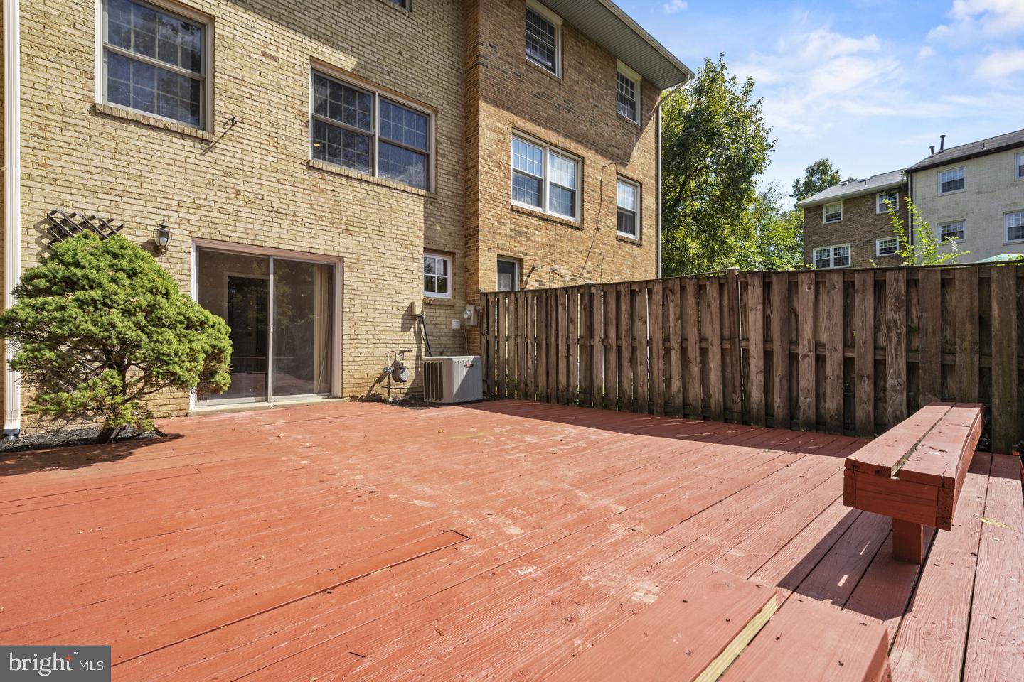 LONDON TOWNE - Residential Lease