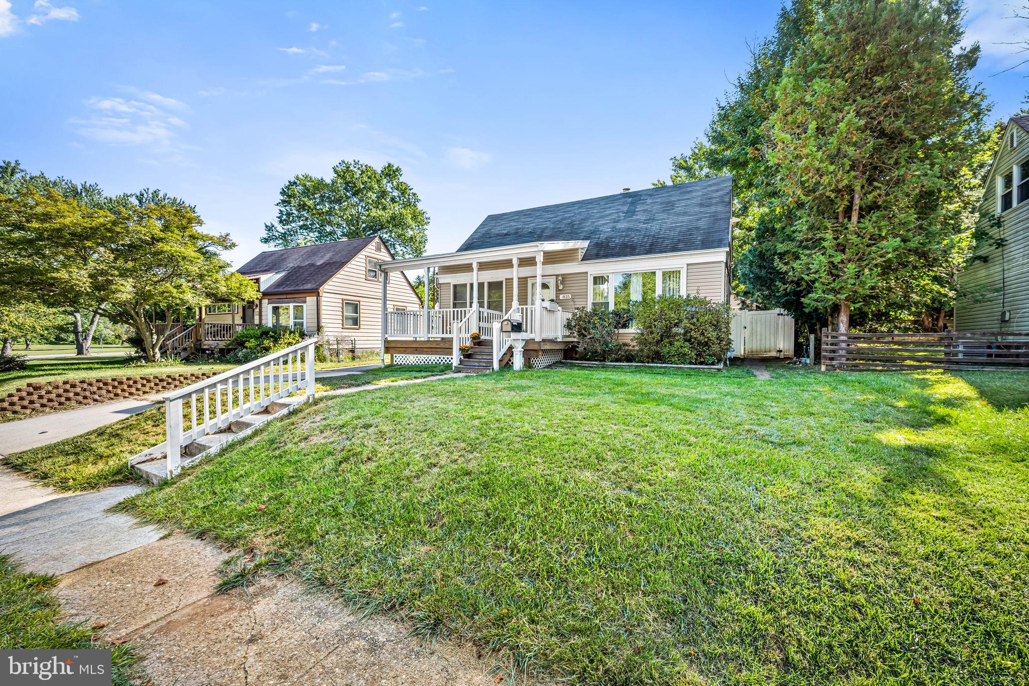 825 CLIFFEDGE ROAD