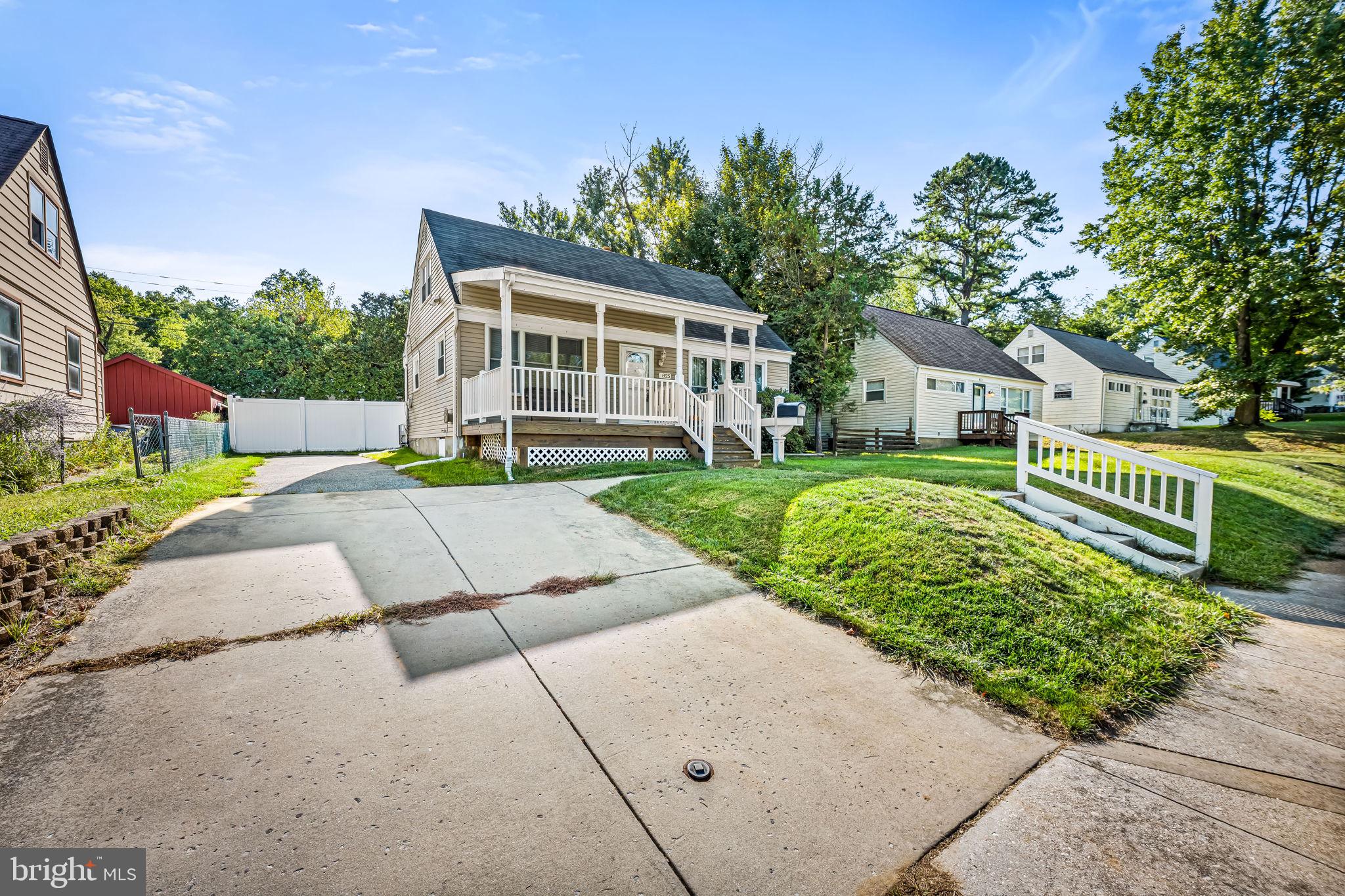 825 CLIFFEDGE ROAD