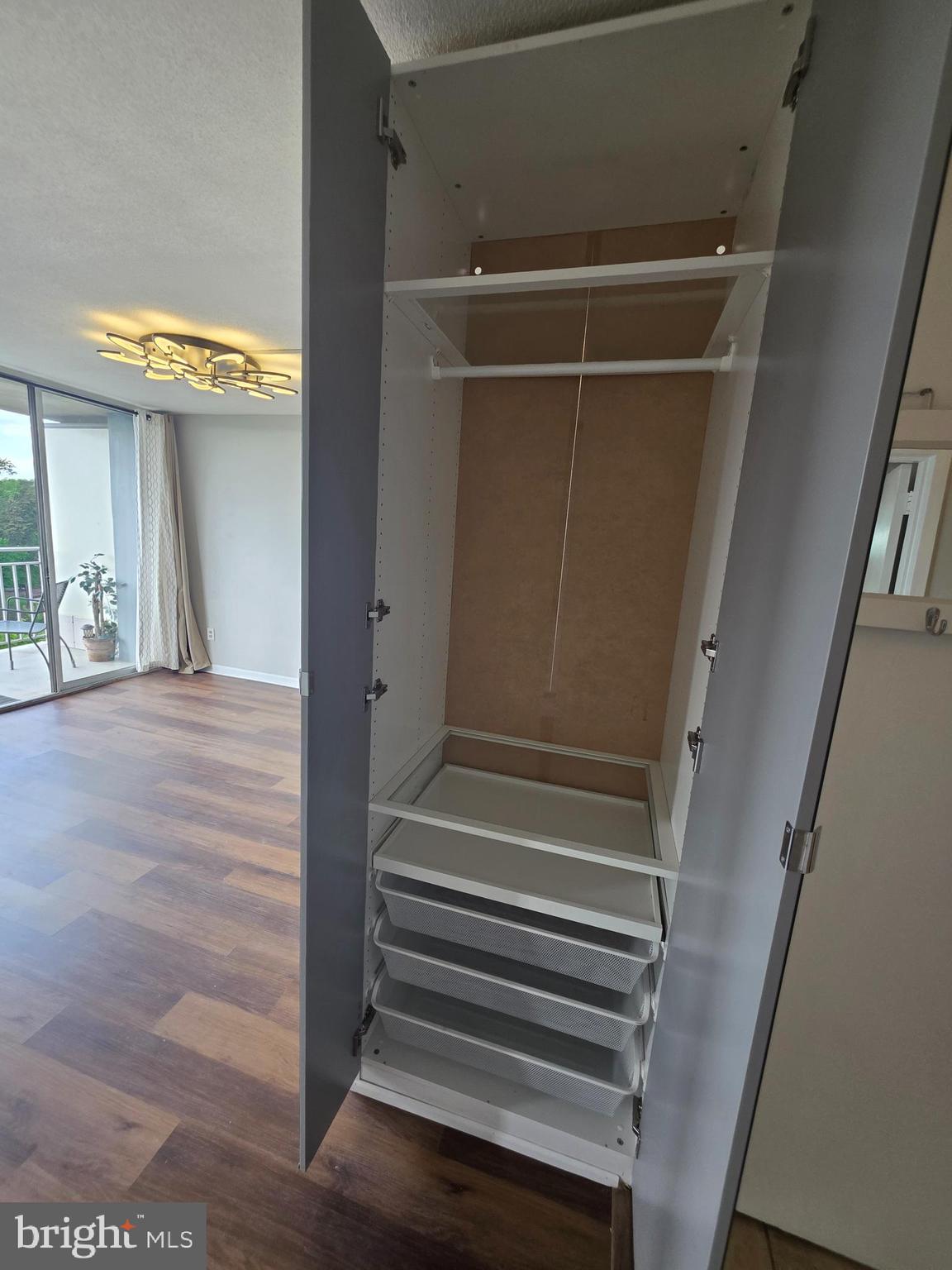 PRESIDENTIAL TOWERS - Residential