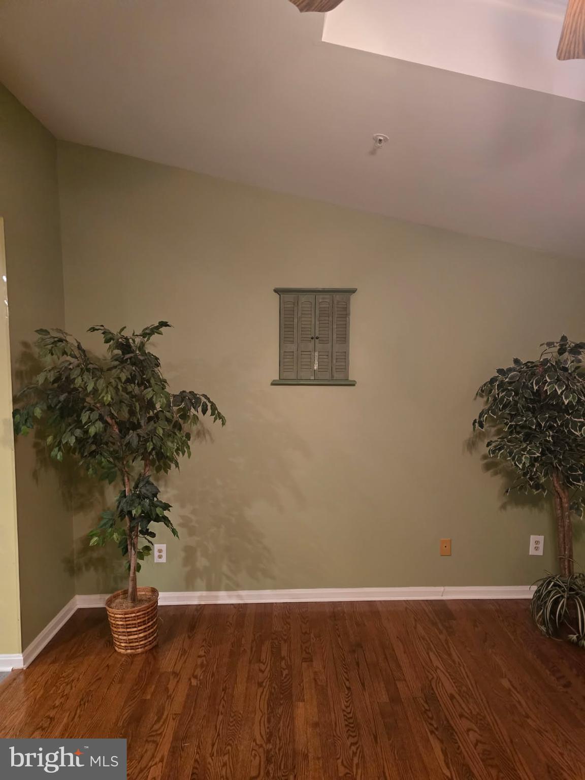 CONSTANT FRIENDSHIP - Residential