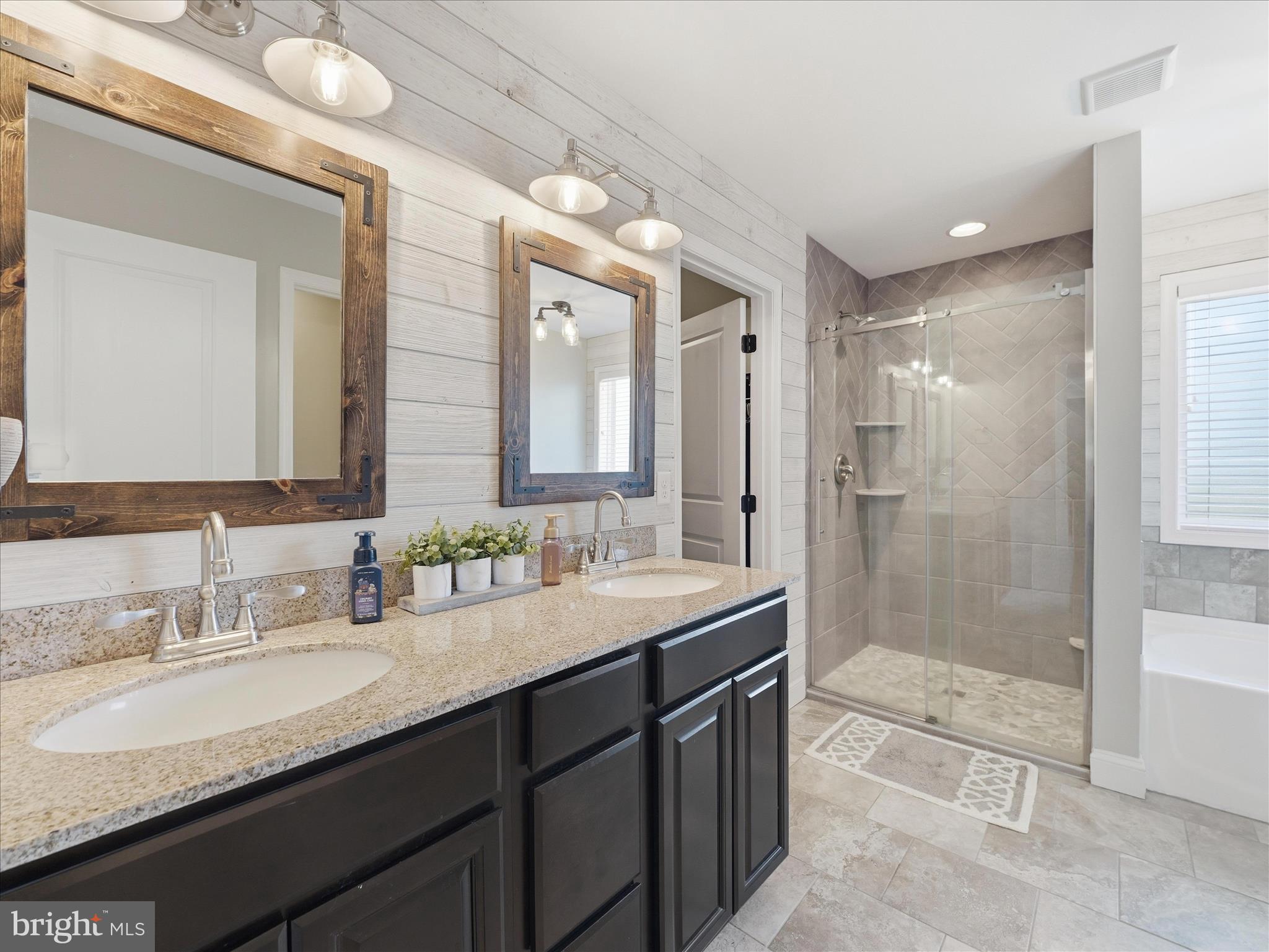 ROLLING HILLS - Residential