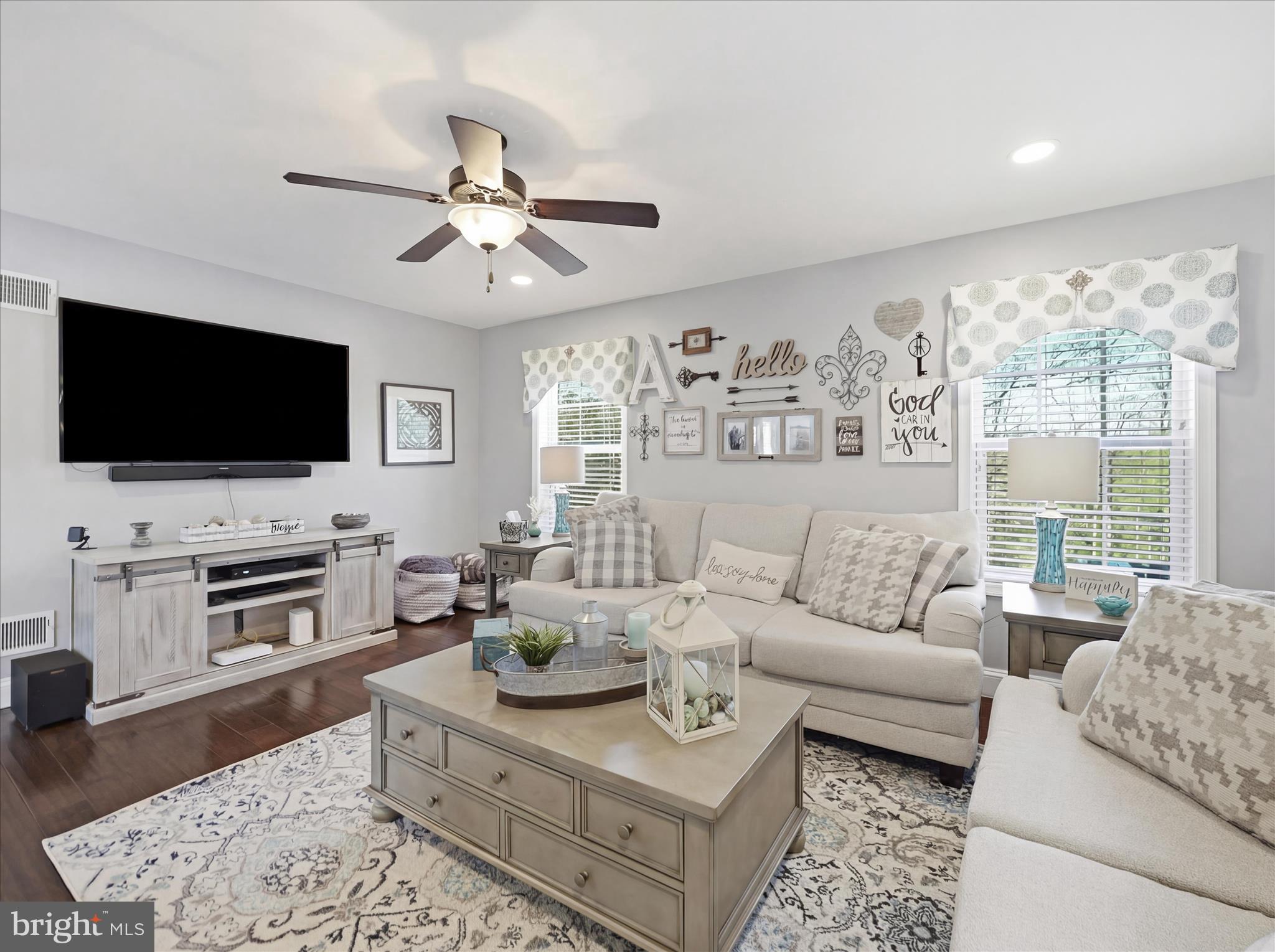 ROLLING HILLS - Residential